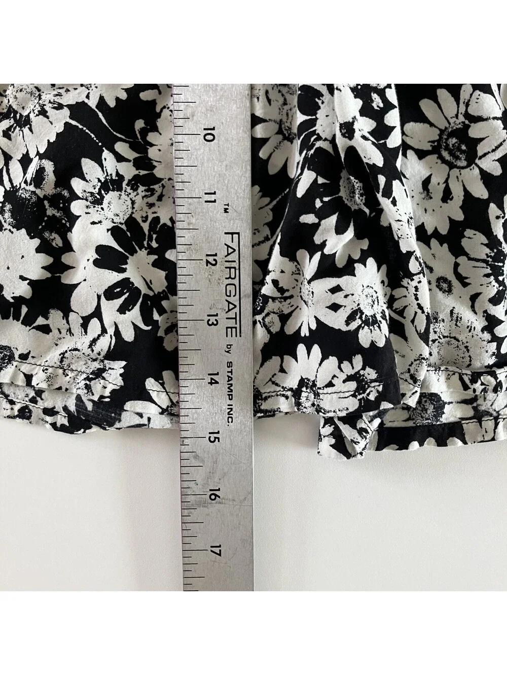 Black and White Floral Mini Flare Skirt Sz Medium Feminine Abstract Elastic
